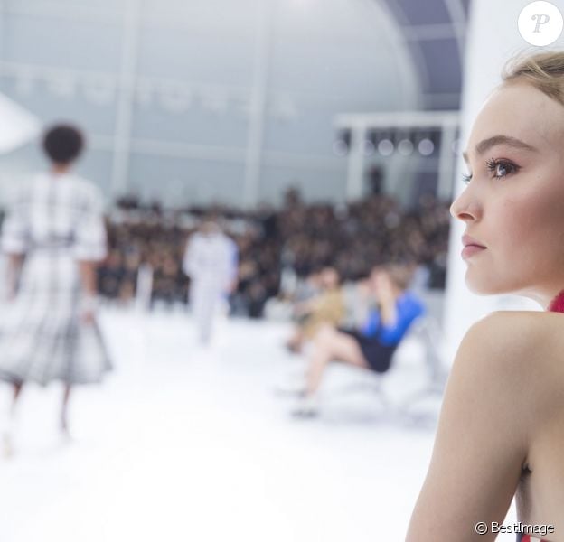 Lily-Rose Depp au défilé de mode "Chanel", collection prêt-à-porter printemps-été 2016, au Grand Palais à Paris. Le 6 octobre 2015