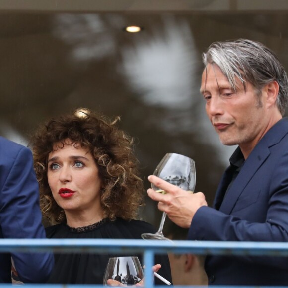 Laszlo Nemes (de dos), Valeria Golino et Mads Mikkelsen au cocktail des membres du jury du 69ème festival international du film de Cannes à l'hôtel Martinez le 10 mai 2016