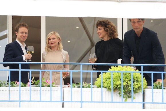 Laszlo Nemes, Kirsten Dunst, Valeria Golino et Mads Mikkelsen au cocktail des membres du jury du 69ème festival international du film de Cannes à l'hôtel Martinez le 10 mai 2016