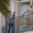 Kirsten Dunst, membre du jury du 69ème festival international du film, pose sur le balcon de l'hôtel Martinez à Cannes le 10 mai 2016.