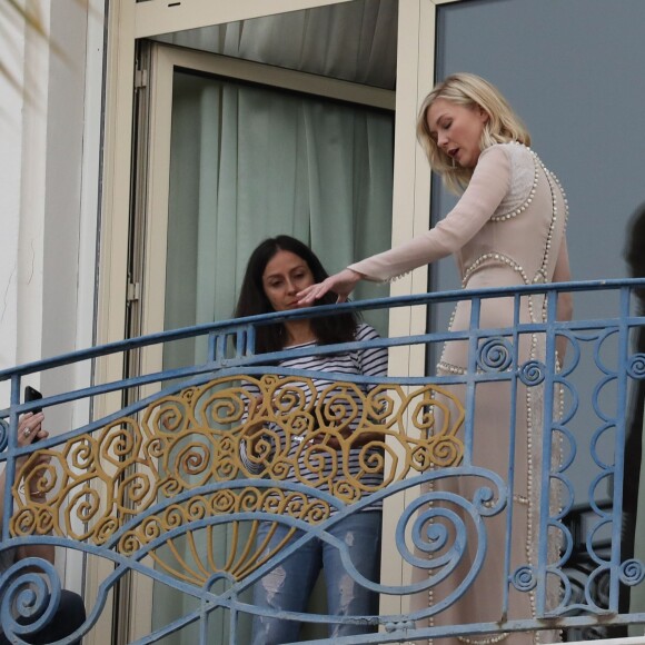 Kirsten Dunst, membre du jury du 69ème festival international du film, pose sur le balcon de l'hôtel Martinez à Cannes le 10 mai 2016.