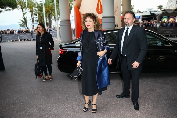 Valeria Golino arrive au dîner des membres du jury du 69ème festival international du film de Cannes à l'hôtel Martinez le 10 mai 2016.