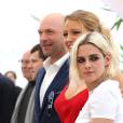 Corey Stole, Blake Lively et Kristen Stewart - Photocall du film "Café Society" lors du 69e Festival International du Film de Cannes le 11 mai 2016. © Borde-Moreau/Bestimage