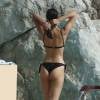 Le mannequin Bella Hadid profite d'un après-midi avec ses amis dans une piscine de l'hôtel du Cap-Eden-Roc. Antibes, le 10 mai 2016.