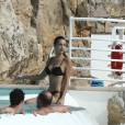 Bella Hadid profite d'un après-midi avec ses amis dans une piscine de l'hôtel du Cap-Eden-Roc. Antibes, le 10 mai 2016.