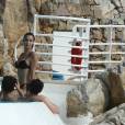 Bella Hadid profite d'un après-midi avec ses amis dans une piscine de l'hôtel du Cap-Eden-Roc. Antibes, le 10 mai 2016.
