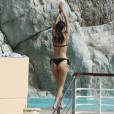 Bella Hadid, craquante en bikini noir, profite d'un après-midi avec ses amis dans une piscine de l'hôtel du Cap-Eden-Roc. Antibes, le 10 mai 2016.