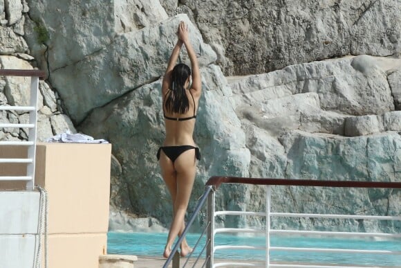 Bella Hadid, craquante en bikini noir, profite d'un après-midi avec ses amis dans une piscine de l'hôtel du Cap-Eden-Roc. Antibes, le 10 mai 2016.