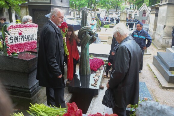 Guy Bedos - Obsèques de Maurice Sinet (Siné) et de sa première femme Anik au cimetière de Montmartre à Paris. Le 11 mai 2016