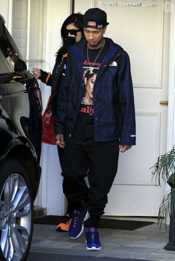 Kylie Jenner et son petit ami Tyga à la sortie du centre de dermatologie Epione à Beverly Hills, le 7 mars 2016.