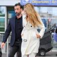 Blake Lively arrive à l'aéroport de Nice, habillée d'un trench-coat et d'un pantalon Burberry, et chaussée de sandales Tom Ford. Le 9 mai 2016.
