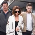 Cheryl Fernandez-Versini arrive à l'aéroport Roissy-Charles-de-Gaulle avec Liam Payne, habillée d'un manteau Isabel Marant, d'un top et d'un pantalon noirs, et de bottines Stuart Weitzman (modèle Grandiose). Roissy, le 9 mai 2016.