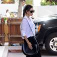 Victoria Beckham quitte l'hôtel Martinez à Cannes, toute de Victoria Beckham vêtue et tenant un sac Half Moon (Demi Lune, collection printemps-été 2016). Le 12 mai 2016.