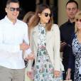 Jessica Alba quitte l'hôtel Four Seasons en famille, habillée d'un perfecto crème, d'une robe florale alice + olivia, d'un sac Louis Vuitton et de chaussures Saint Laurent. Los Angeles, le 8 mai 2016.
