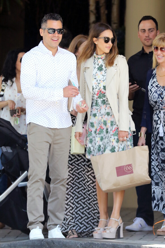 Jessica Alba quitte l'hôtel Four Seasons en famille, habillée d'un perfecto crème, d'une robe florale alice + olivia, d'un sac Louis Vuitton et de chaussures Saint Laurent. Los Angeles, le 8 mai 2016.