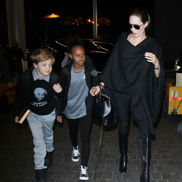 Angelina Jolie arrive avec ses enfants Pax, Shiloh et Zahara à l'aéroport de LAX à Los Angeles pour prendre l'avion, le 7 mars 2016