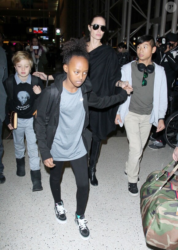 Angelina Jolie arrive avec ses enfants Pax, Shiloh et Zahara à l'aéroport de LAX à Los Angeles pour prendre l'avion, le 7 mars 2016