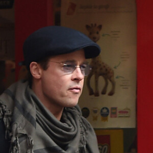 Brad Pitt, sa femme Angelina Jolie et leurs filles Vivienne et Zahara quittent un magasin de jouets à Londres le 12 mars 2016