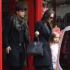 Brad Pitt, sa femme Angelina Jolie et leurs filles Vivienne et Zahara quittent un magasin de jouets à Londres le 12 mars 2016