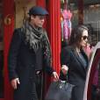 Brad Pitt, sa femme Angelina Jolie et leurs filles Vivienne et Zahara quittent un magasin de jouets à Londres le 12 mars 2016