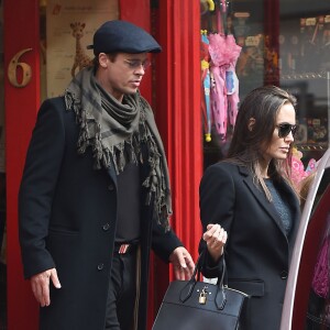 Brad Pitt, sa femme Angelina Jolie et leurs filles Vivienne et Zahara quittent un magasin de jouets à Londres le 12 mars 2016