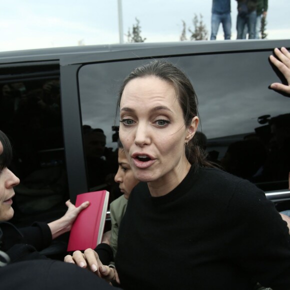 Angelina Jolie visite le centre d'accueil des réfugiés d'Eleonas à Athènes, le 16 mars 2016