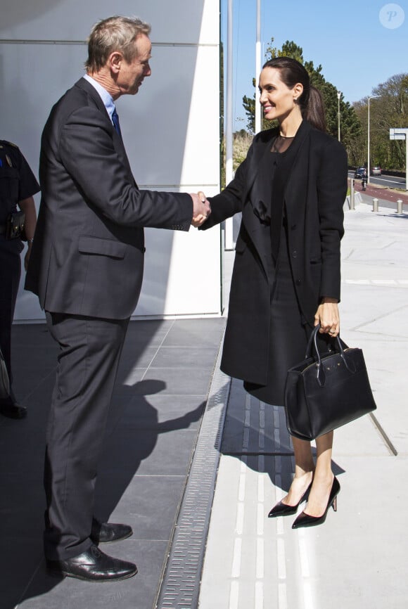 Angelina Jolie a rencontré Pieter de Baan, directeur du Fond d'Aide aux victimes de guerre ou de crimes contre l'humanité à la Cour Internationale de Justice à La Haye le 20 avril 2016