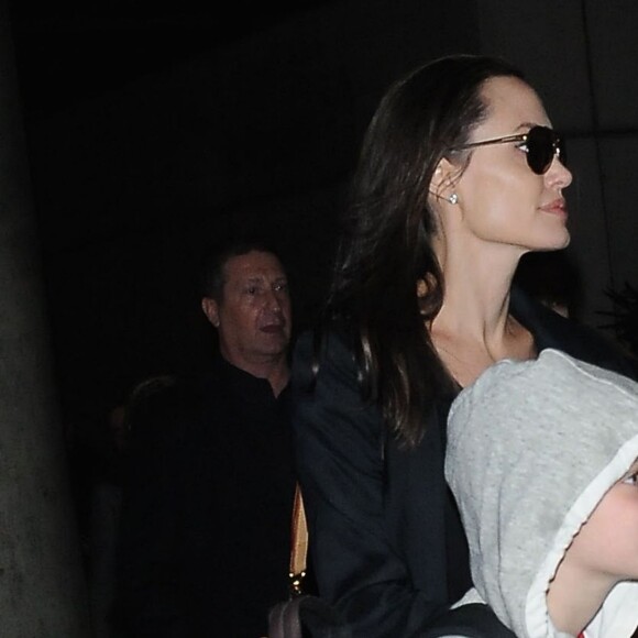 Angelina Jolie arrive avec ses enfants Pax, Shiloh et Zahara à l'aéroport de LAX à Los Angeles le 2 mars 2016