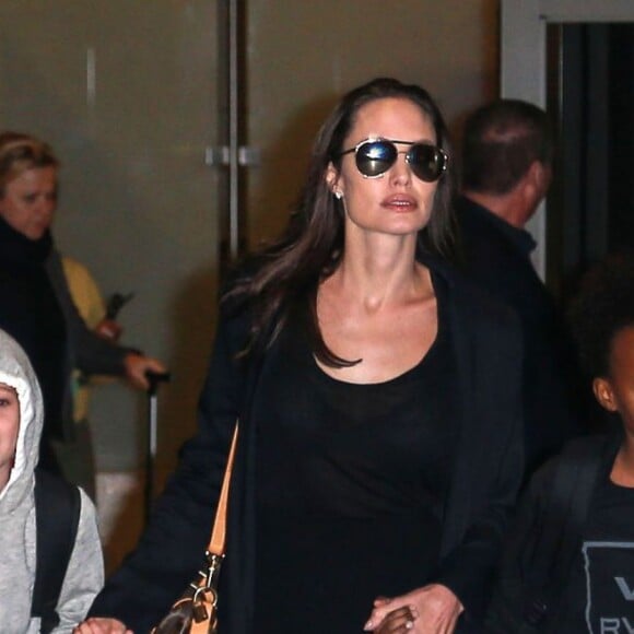 Angelina Jolie arrive avec ses enfants Pax, Shiloh et Zahara à l'aéroport de LAX à Los Angeles le 2 mars 2016