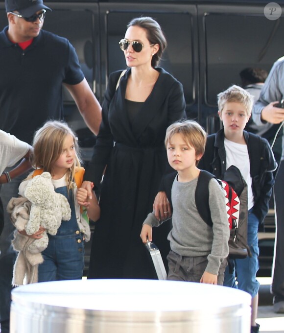 Angelina Jolie et ses enfants Shiloh, Knox, Vivienne, Pax et Zahara Jolie-Pitt arrivent à l'aéroport de Los Angeles pour prendre un vol, le 6 novembre 2015