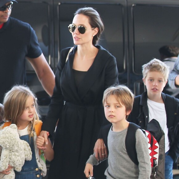 Angelina Jolie et ses enfants Shiloh, Knox, Vivienne, Pax et Zahara Jolie-Pitt arrivent à l'aéroport de Los Angeles pour prendre un vol, le 6 novembre 2015