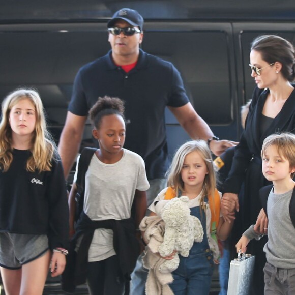 Angelina Jolie et ses enfants Shiloh, Knox, Vivienne, Pax et Zahara Jolie-Pitt arrivent à l'aéroport de Los Angeles pour prendre un vol, le 6 novembre 2015