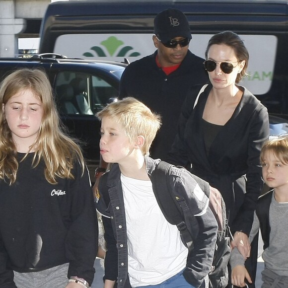 Angelina Jolie et ses enfants Shiloh, Knox, Vivienne, Pax et Zahara Jolie-Pitt arrivent à l'aéroport de Los Angeles pour prendre un vol, le 6 novembre 2015