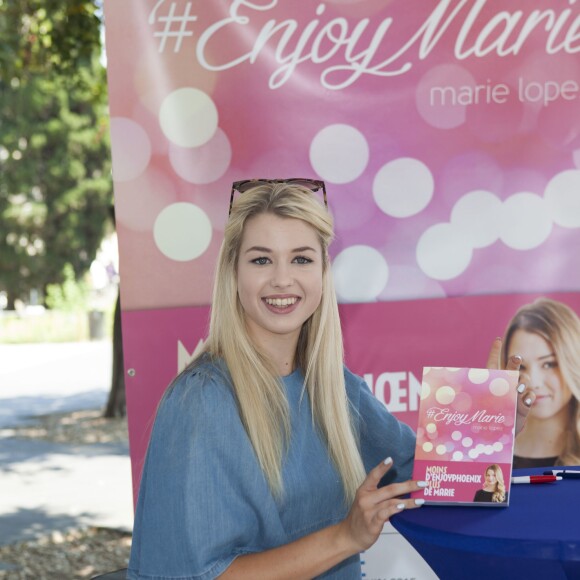 EnjoyPhoenix (alias Marie Lopez) en séance de dédicace - 20ème édition du Salon du Livre de Nice, le 6 juin 2015.