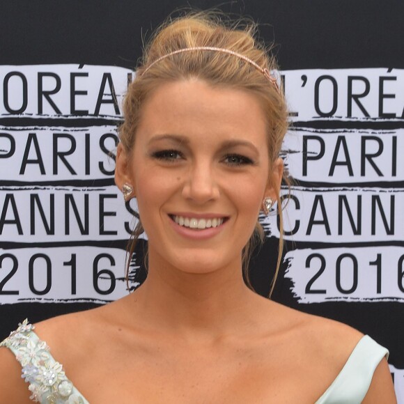 Exclusif - Blake Lively, enceinte, quitte l'hôtel Martinez à Cannes lors du 69ème Festival international du film le 13 mai 2016.  Exclusive - For Germany please call for price. Pregnant Blake Lively leaves Martinez Hotel in Cannes just before her red carpet during 69th Cannes film Festival on may 13th, 201613/05/2016 - Cannes