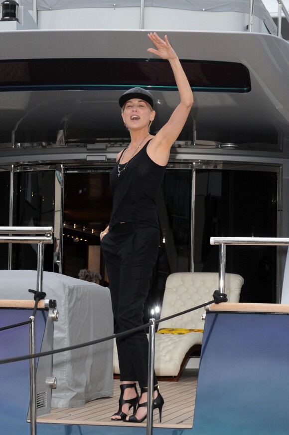 Sharon Stone pose sur le yacht Cavalli lors du 67e Festival de Cannes, le 19 mai 2014