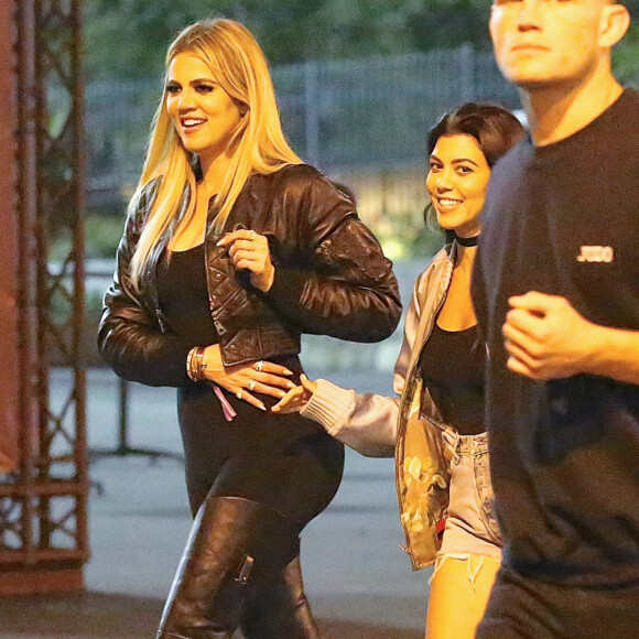 Khloe Kardashian et Kourtney Kardashian arrivent au concert que Beyonce donne dans le cadre de son Formation tour au Rose Bowl de Pasadena à Los Angeles, le 14 mai 2016