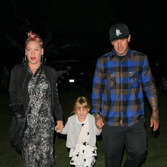 Pink, son mari Carey Hart et leur fille Willow Sage Hart arrivent au Rose Bowl de Pasadena pour assister au concert de Beyoncé à Los Angeles, le 14 mai 2016