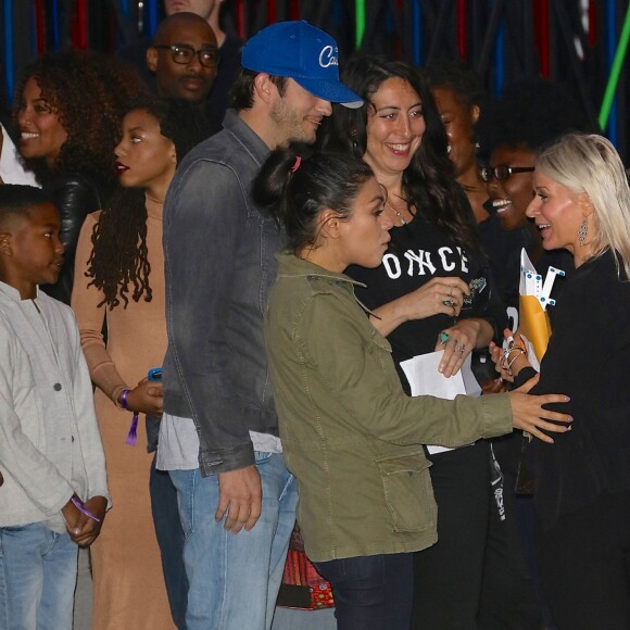 Ashton Kutcher et Mila Kunis arrivent au Rose Bowl de Pasadena pour le concert de Beyonce, le 14 mai 2016 à Los Angeles