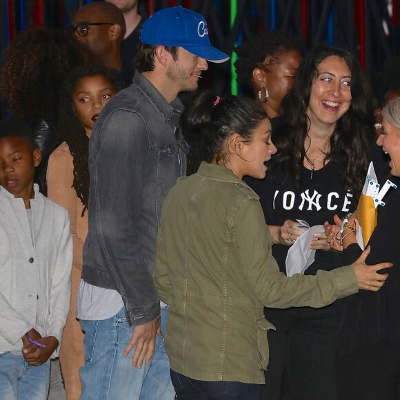 Ashton Kutcher et Mila Kunis arrivent au Rose Bowl de Pasadena pour le concert de Beyonce, le 14 mai 2016 à Los Angeles