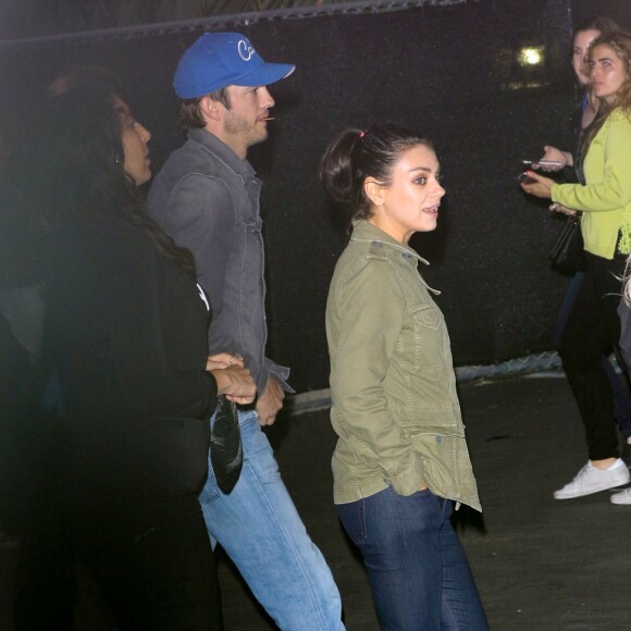Ashton Kutcher et Mila Kunis arrivent au Rose Bowl de Pasadena pour le concert de Beyonce, le 14 mai 2016 à Los Angeles
