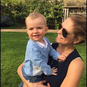 La princesse Madeleine de Suède avec son fils le prince Nicolas dans les bras, photo partagée sur Facebook le 8 mai 2016 pour la Fête des Mères.