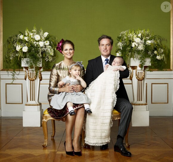 La princesse Madeleine de Suède et son mari Christopher O'Neill avec leurs enfants lors du baptême de leur fils le prince Nicolas.