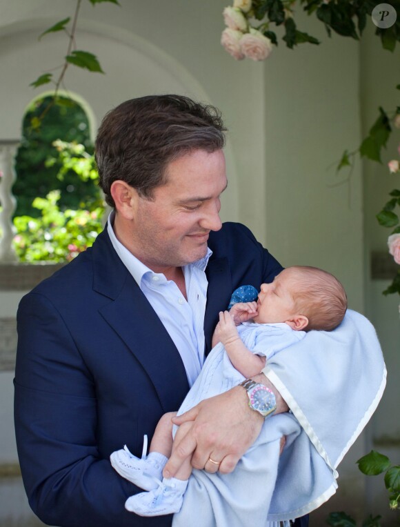 Christopher O'Neill, mari de la princesse Madeleine, avec leur fils le prince Nicolas à la Villa Soliden en juillet 2015, après sa naissance le 15 juin.