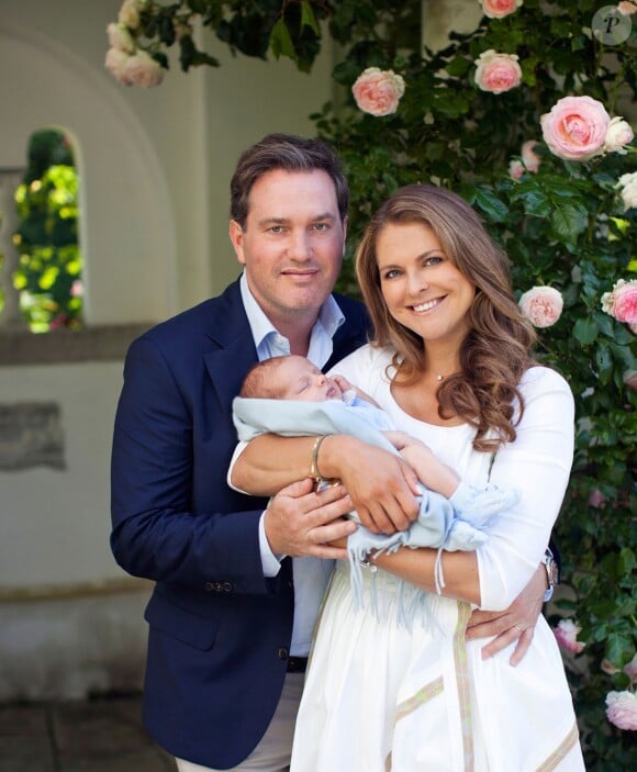 La princesse Madeleine de Suède et Christopher O'Neill avec leur fils le prince Nicolas à la Villa Soliden en juillet 2015, après sa naissance le 15 juin.