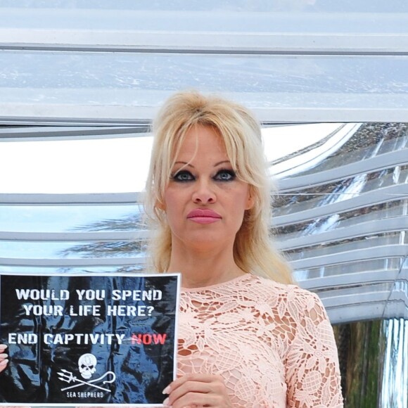 Pamela Anderson lors d'une conférence de presse à Cannes pour dénoncer "l'enfer des delphinariums" lors du 69ème Festival International du Film de Cannes le 14 mai 2016