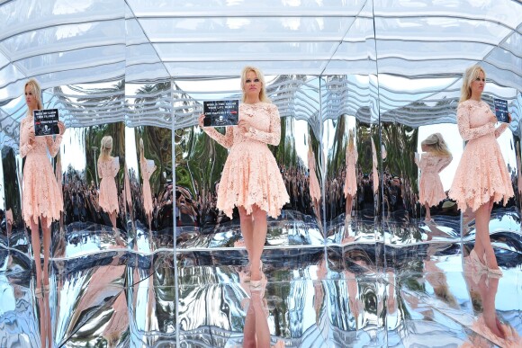 Pamela Anderson lors d'une conférence de presse à Cannes pour dénoncer "l'enfer des delphinariums" lors du 69ème Festival International du Film de Cannes le 14 mai 2016
