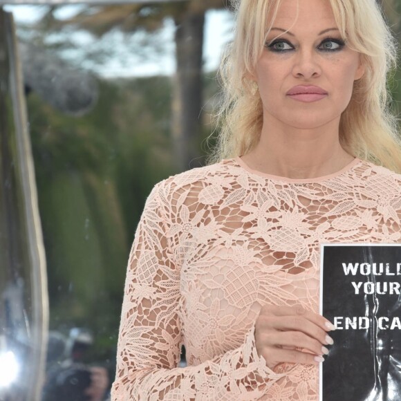 Pamela Anderson lors d'une conférence de presse à Cannes pour dénoncer "l'enfer des delphinariums" lors du 69ème Festival International du Film de Cannes le 14 mai 2016
