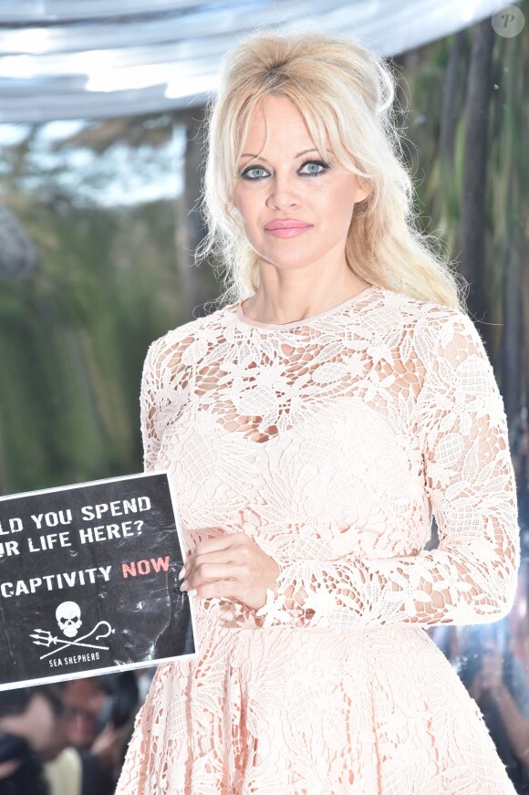 Pamela Anderson lors d'une conférence de presse à Cannes pour dénoncer "l'enfer des delphinariums" lors du 69ème Festival International du Film de Cannes le 14 mai 2016