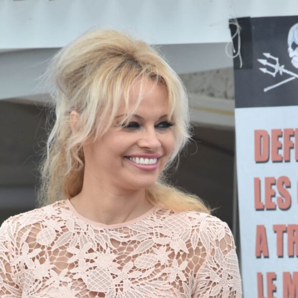 Pamela Anderson et Paul Watson (Fondateur de la Sea Shepherd Conservation Society) lors d'une conférence de presse à Cannes pour dénoncer "l'enfer des delphinariums" lors du 69ème Festival International du Film de Cannes le 14 mai 2016